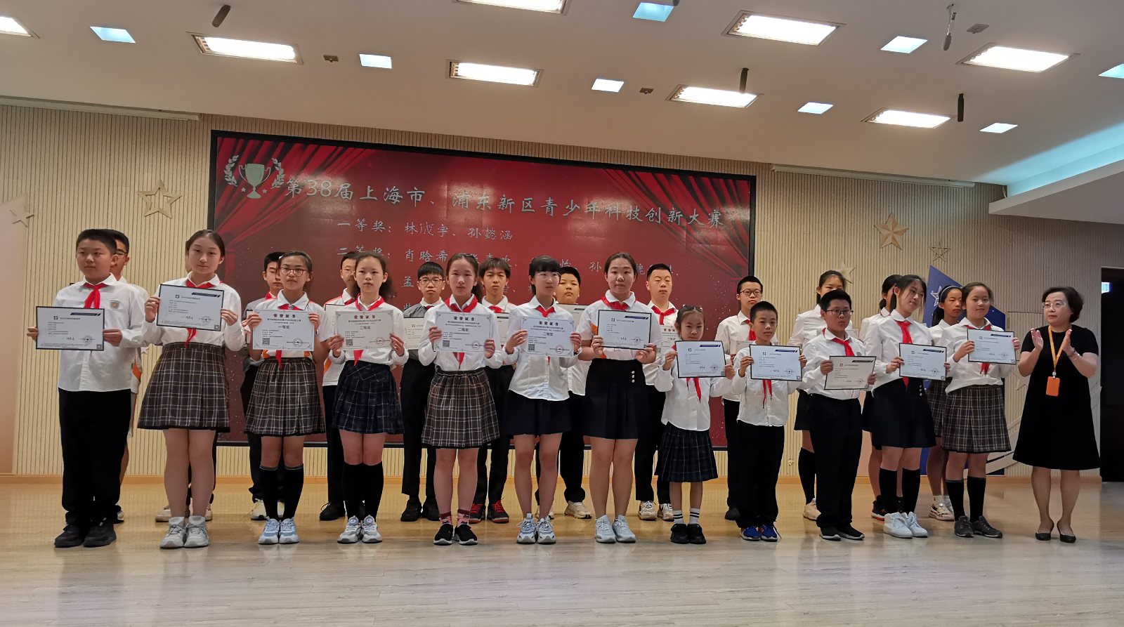 第38届上海市、浦东新区青少年科技创新大赛获奖同学.jpg